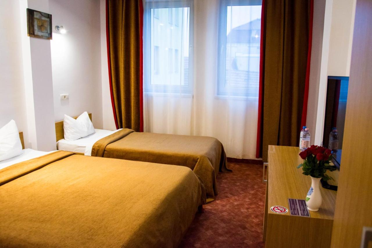 Hotel Riga Arad Exteriör bild