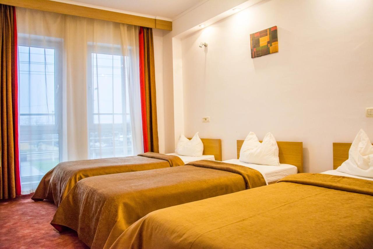 Hotel Riga Arad Exteriör bild